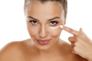 woman applying concealer